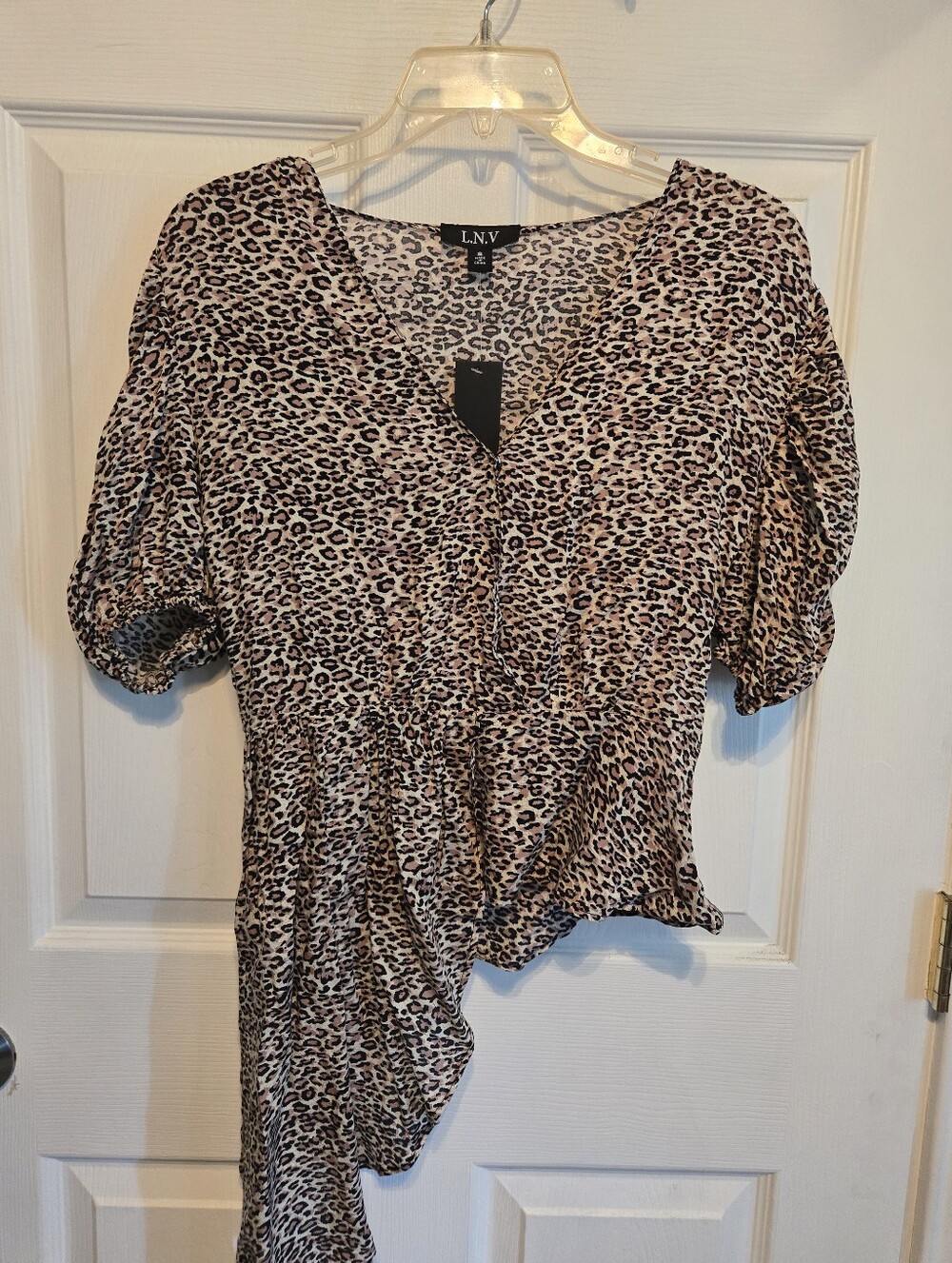 L.N.V Leopard Print Short Sleeve V-Neck Top